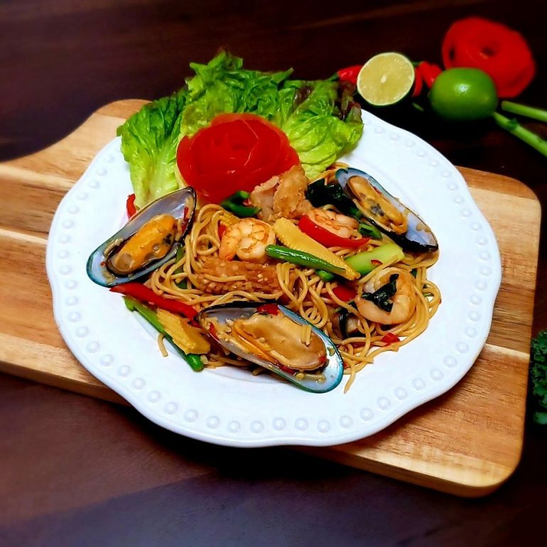 Seafood Spaghetti Kee Mao